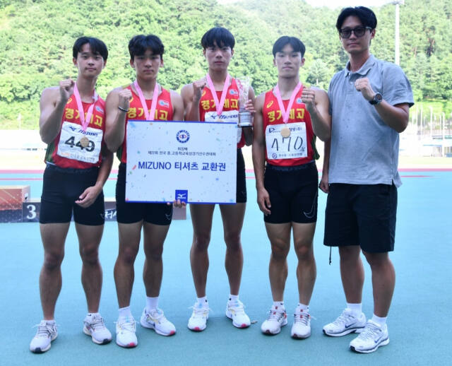 남고부 400m 계주서 정상에 오른 경기체고 선수단. (왼쪽부터)김도혁, 안동환, 손호영, 차희성, 김준호 코치.경기체고 제공