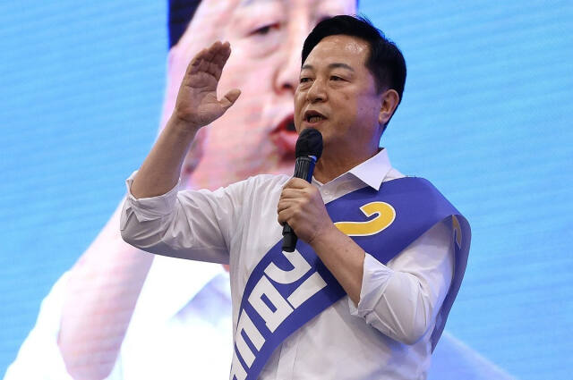 더불어민주당 김두관 당 대표 후보가 21일 대구 북구 엑스코에서 열린 당 대표·최고위원 후보자 합동연설회에서 정견 발표하고 있다. 연합뉴스