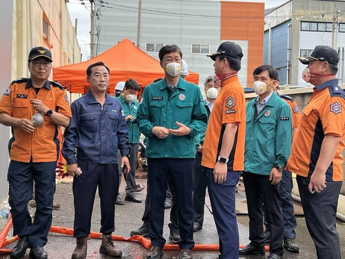 이민근 안산시장이 22일 오전 이틀째 화재가 이어지고 있는 단원구 성곡동 섬유공장을 방문해 “민·관·경·소방이 함께 화재진압 및 2차 피해를 막는 데 최선을 다해달라”고 당부하고 있다. 안산시 제공