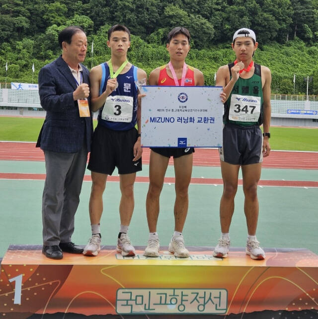남고부 3천m 장애물경주에서 시즌 첫 금메달을 목에 건 고정현(오른쪽 두번째)이 시상식 후 기념촬영을 하고 있다.경기체고 제공