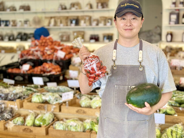 경기도와 농협중앙회 경기지역본부, 전곡농협이 지난달 26일부터 진행한 ‘경기 살리기 판촉 지원 행사’에서 포천로컬푸드 파머스마켓 직원이 행사 상품을 들고 있다. 농협경기본부 제공