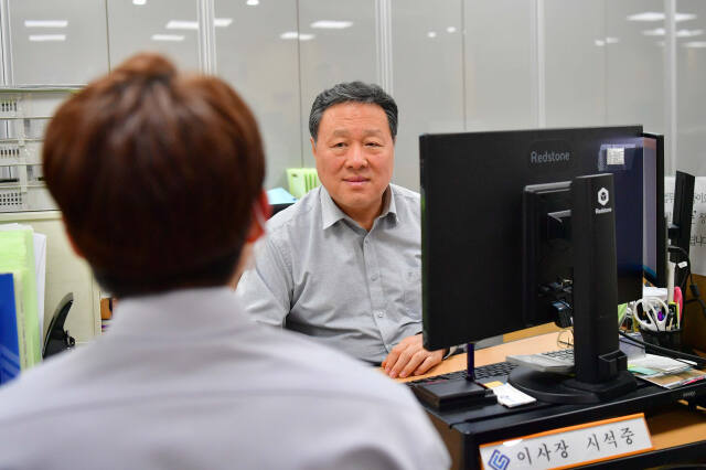시석중 경기신용보증재단 이사장이 도내 소상공인을 위해 컨설팅을 하고 있다. 경기신보 제공.
