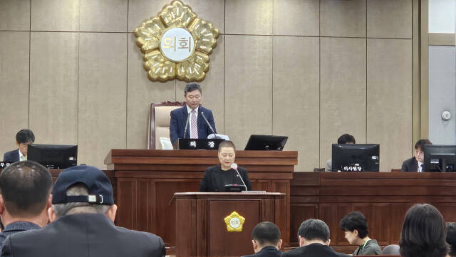 수원특례시의회 국민의힘 의원들 제출한 ‘이재식 의장 불신임 안건’이 재적의원 과반수 득표를 얻지 못해 부결됐다. 오민주 기자