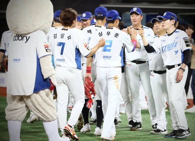 후반기 들어 무서운 상승세로 반등을 시작한 KT 위즈가 뎁스 강화 숙원이 해결 조짐을 보이고 있는 가운데 양 코너 내야수의 깊은 부진이 아쉬움으로 남고 있다.KT 위즈 제공