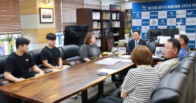 22일 경기도체육회장실에서 열린 ‘2024 세계핀수영선수권대회’서 호성적을 거둔 경기도청 직장운동경기부 핀수영팀 격려의 자리에서 이원성 경기도체육회장이 환담을 나누고 있다.경기도체육회 제공