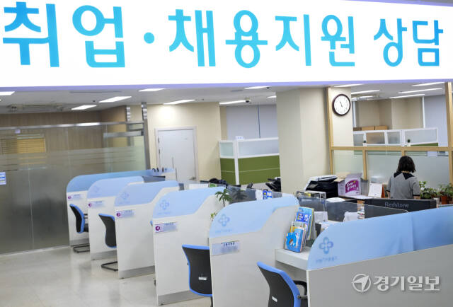 일도 구직도 하지 않는 비경제활동인구, 역대 최대 [포토뉴스]