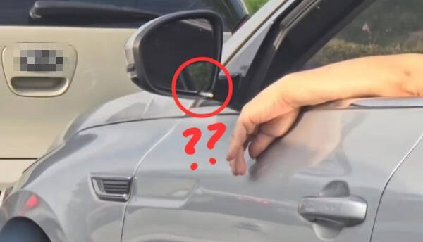 어느 운전자가 담배꽁초를 투기하기 위해 자신의 차량 사이드미러에 끼워 넣은 모습. 온라인 커뮤니티 갈무리