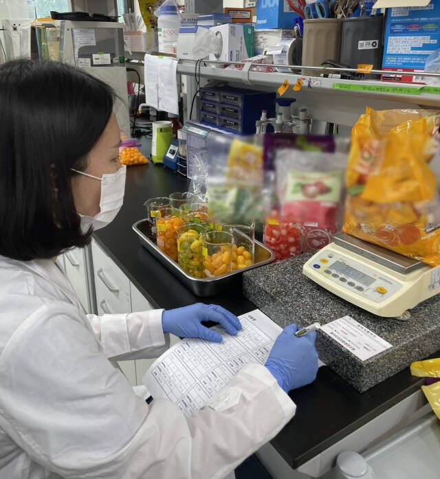 경기도보건환경연구원 관계자가 온라인에서 판매하는 까먹는 젤리 제품을 검사하고 있다. 경기도보건환경연구원 제공
