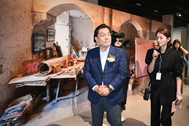 이재준 수원특례시장이 수원시립미술관에서 올리비에 드브레 개인전을 관람하고 있다. 수원특례시 제공