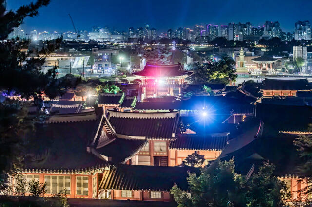 매주 금~일요일 야간개장하고 있는 수원 화성행궁의 야경. 수원특례시 제공
