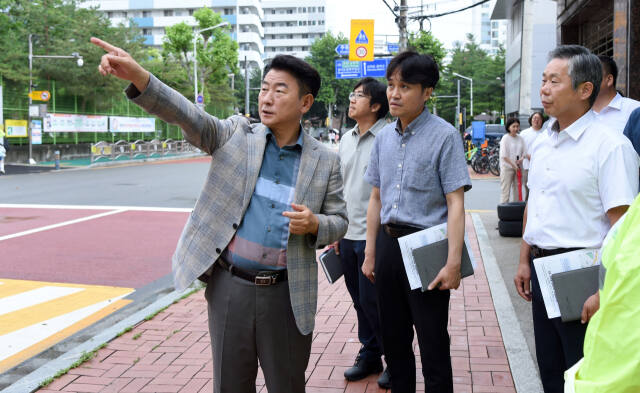 김동근 의정부시장이 23일 가능동에서 안전한 도시구현을 위해 현장을 점검하고 있다. 의정부시 제공