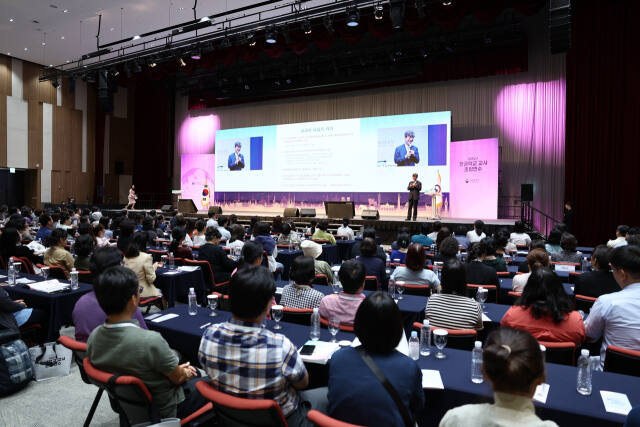 22일 연수구 송도컨벤시아에서 열린 ‘2024 한글학교 교사 초청 연수’에서 이기철 재외동포청장이 발언하고 있다. 재외동포청 제공