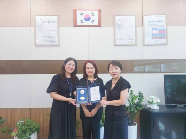 위기상황에 처한 주변 이웃을 경기도 긴급복지 위기상담 콜센터에 제보해 공적 도움을 받을 수 있도록 한 민간인 유공자가 경기도지사 표창을 받고 있다. 경기도 제공