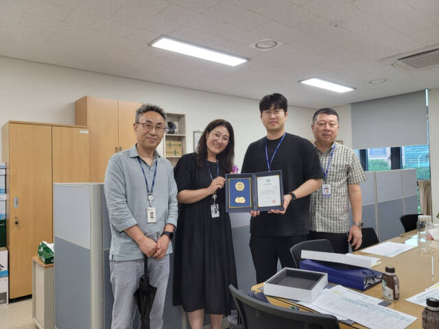 위기상황에 처한 주변 이웃을 경기도 긴급복지 위기상담 콜센터에 제보해 공적 도움을 받을 수 있도록 한 민간인 유공자가 경기도지사 표창을 받고 있다. 경기도 제공
