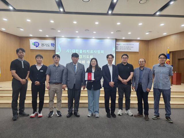 23일 경기도의회 대회의실에서 열린 ‘경기도 학생 불균형체형 예방 관리 지원을 위한 정책토론회’에서 관계자들이 기념촬영을 하고 있다. 경기도물리치료사회 제공