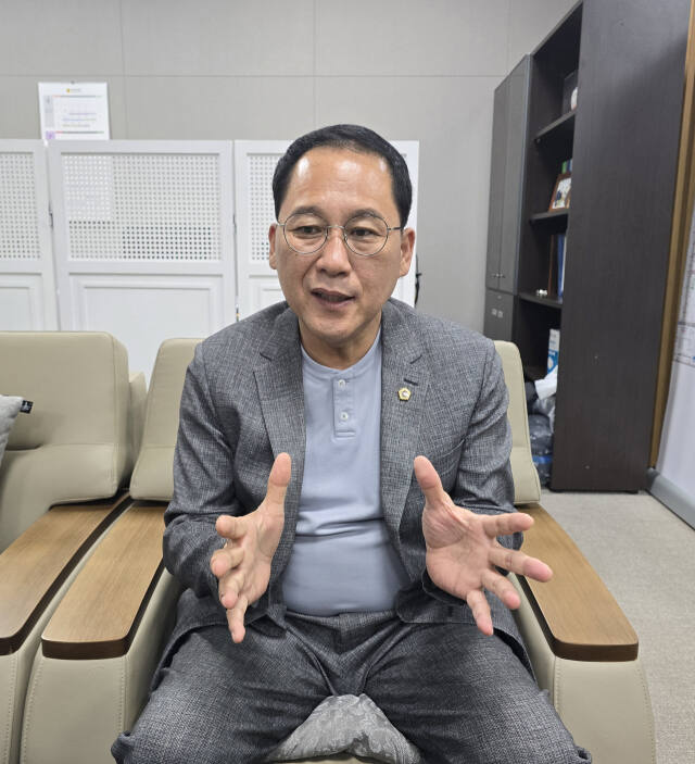 안광률 경기도의회 교육기획위원장이 23일 경기일보와의 인터뷰를 진행하고 있다. 황호영기자