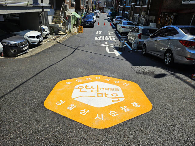 안양시는 안전 홍보 목적으로 새롭게 포장된 보행로 진입구간에 인덕원동 안심마을 바닥 사인을 설치했다. 안양시 제공