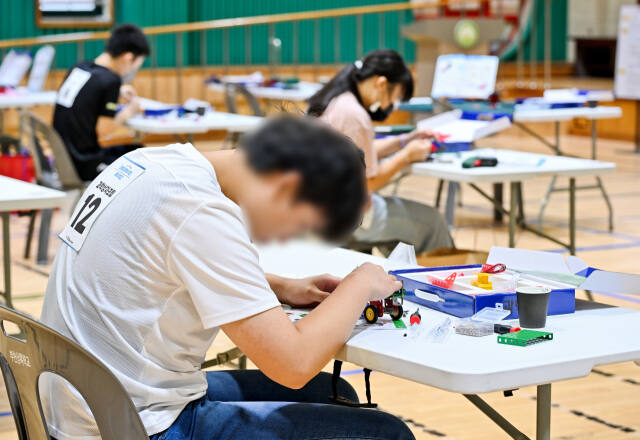 23일 오전 부천상록학교에서 열린 '2024 경기도 장애학생 진로드림 페스티벌'에서 과학상자조립 종목에 참가한 선수들이 자신의 실력을 펼치고 있다. 이번 행사에는 특수학교(급) 고등 과정에 재학 중인 발달장애 학생 86명이 참가했다. 수상자에게는 오는 10월 김해에서 열리는 '2024 전국 장애학생 진로드림 페스티벌'에 경기도 대표 참가 자격이 부여될 예정이다. 윤원규기자