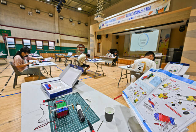 23일 오전 부천상록학교에서 열린 '2024 경기도 장애학생 진로드림 페스티벌'에서 과학상자조립 종목에 참가한 선수들이 자신의 실력을 펼치고 있다. 이번 행사에는 특수학교(급) 고등 과정에 재학 중인 발달장애 학생 86명이 참가했다. 수상자에게는 오는 10월 김해에서 열리는 '2024 전국 장애학생 진로드림 페스티벌'에 경기도 대표 참가 자격이 부여될 예정이다. 윤원규기자