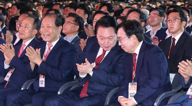 윤석열 대통령이 23일 오후 경기도 고양시 킨텍스에서 열린 국민의힘 제4차 전당대회에 참석, 서병수 전당대회 선거관리위원장과 대화하고 있다. 연합뉴스