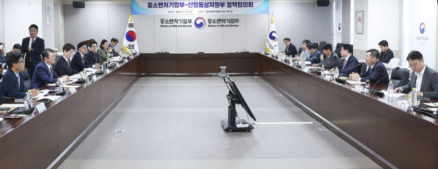 산업통상자원부와 중소벤처기업부가 지난 5월28일 정부세종청사 중소벤처기업부 대회의실에서 ‘제2차 산업부-중기부 정책협의회’를 열고 소공인·중소기업 성장을 위한 협업 등 정책 과제에 대한 협력 방안을 논의하고 있는 모습. 산업통상자원부 제공