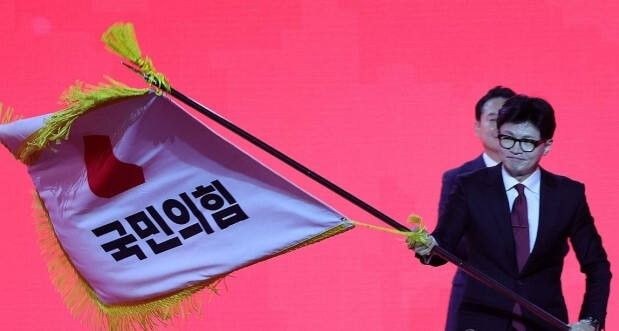 한동훈 신임 당 대표가 23일 경기도 고양시 킨텍스에서 열린 국민의힘 제4차 전당대회에서 당기를 흔들고 있다. 연합뉴스