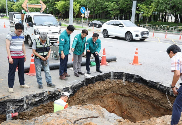 고양 일산서구 대화동에서 발생한 땅꺼짐 현장을 김우남 고양특례시의회 의장이 방문해 상황을 점검하고 있다. 고양특례시의회 제공
