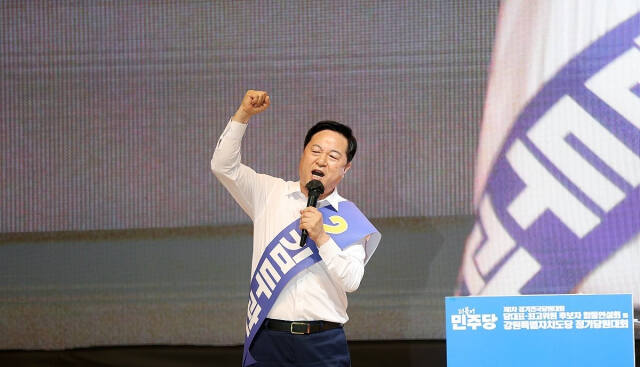 더불어민주당 새 지도부 선출을 위한 지역순회 경선 둘째 날인 21일 오전 강원 홍천군 홍천종합체육관에서 열린 합동연설회에서 김두관 당 대표 후보가 정견 발표를 하고 있다. 연합뉴스