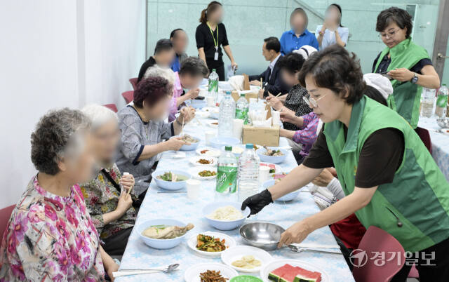 하루 앞둔 중복, 지역 곳곳 사랑의복달임 행사 [포토뉴스]