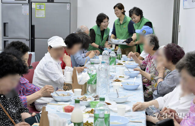 하루 앞둔 중복, 지역 곳곳 사랑의복달임 행사 [포토뉴스]