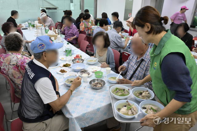 하루 앞둔 중복, 지역 곳곳 사랑의복달임 행사 [포토뉴스]