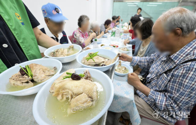 하루 앞둔 중복, 지역 곳곳 사랑의복달임 행사 [포토뉴스]