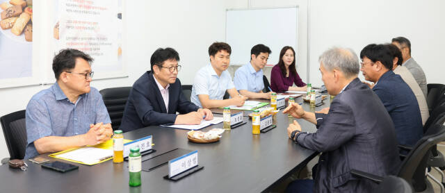 지난 22일 도성훈 인천시교육감이 인천 서구 식품제조업체 태양이엔에스㈜를 방문해 기업 관계자들과 간담회를 하고 있다. 인천시교육청 제공