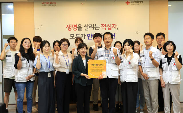 대한적십자사 인천시지사는 최근 인천 연수구청의 ‘치매극복 선도단체’로 지정돼 현판식을 했다. 인천적십자 제공