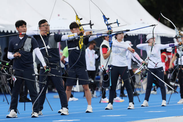 제33회 파리 하계올림픽에 출전하는 대한민국 양궁 리커브 남녀 대표팀이 24일(한국시간) 프랑스 파리 레쟁발리드 양궁 경기장서 랭킹 라운드를 앞두고 신중하게 활시위를 당기고 있다.연합뉴스