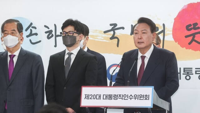 윤석열 대통령 당선인이 2022년 4월 13일 서울 종로구 통의동 제20대 대통령직인수위원회 브리핑룸에서 열린 2차 내각 발표에서 한동훈 법무부 장관 후보자를 소개하고 있다. 연합뉴스