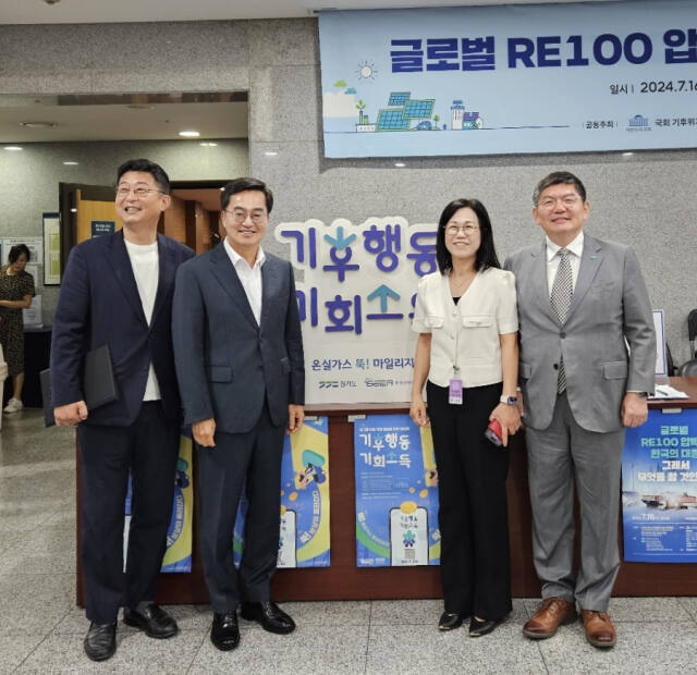 24일 김동연 경기도지사와 김혜애 경기환경에너지진흥원장이 경기도 ‘기후행동 기회소득’ 사업 가입자 10만명 돌파 기념사진을 촬영하고 있다. 경기환경에너지진흥원 제공
