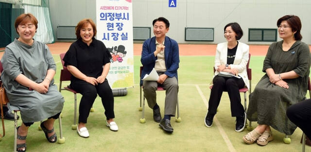 김동근 시장이 민원 청취를 위한 ‘현장시장실’에서 시민들의 의견을 듣고 있다. 의정부시 제공