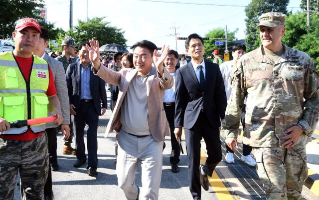 김동근 시장이 캠프 레드클라우드 내 통과도로를 걸으며 시민에게 두팔들어 화답하고 있다. 의정부시 제공
