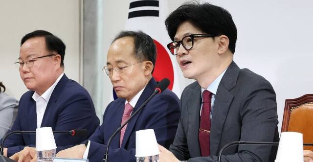 국민의힘 한동훈 대표(오른쪽)가 25일 오전 국회에서 열린 최고위원회의에서 발언하고 있다. 연합뉴스