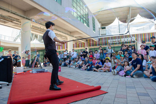 용인어린이상상의 숲 광장에서 아임버스커로 활동하는 아티스트 극단가득이 거리공연을 펼치고 있는 모습. 용인문화재단 제공