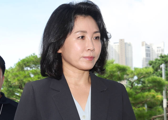 제20대 대선과 관련, 공직선거법 위반 혐의로 기소된 더불어민주당 이재명 전 대표의 배우자 김혜경씨가 25일 오전 경기도 수원시 영통구 수원지방법원에서 열리는 공판에 출석하고 있다. 연합뉴스