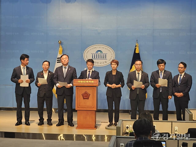 더불어민주당 정치검찰사건조작특별대책단이 25일 국회 소통관에서 기자회견을 하고 있다. 김영호기자