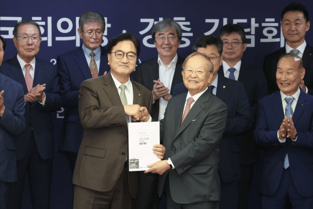 손경식 경총 회장(오른쪽)이 25일 우원식 국회의장에게 ‘22대 국회에 22대 국회에 드리는 입법 제안서'를 전달하고 있다. 국회의장실 제공