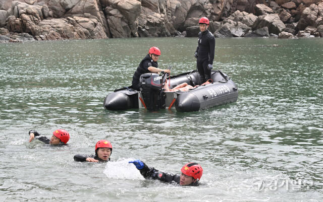 25일 인천 중구 왕산마리나에서 부평소방서 119구조대원들이 여름철 수난사고 인명 구조훈련을 하고있다. 조병석기자