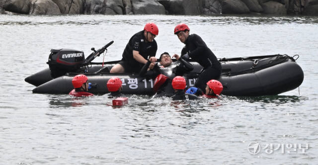 25일 인천 중구 왕산마리나에서 부평소방서 119구조대원들이 여름철 수난사고 인명 구조훈련을 하고있다. 조병석기자