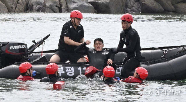 25일 인천 중구 왕산마리나에서 부평소방서 119구조대원들이 여름철 수난사고 인명 구조훈련을 하고있다. 조병석기자