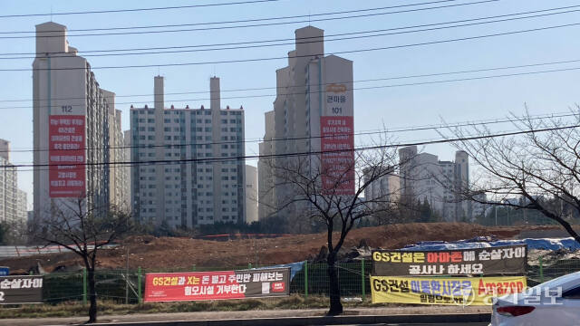 GS건설이 데이터센터 건설을 추진 중인 고양시 일산서구 덕이동 사업장 앞 도로 및 인근 아파트단지에 데이터센터 건설에 반대하는 문구가 적힌 현수막이 부착돼 있다. 신진욱기자