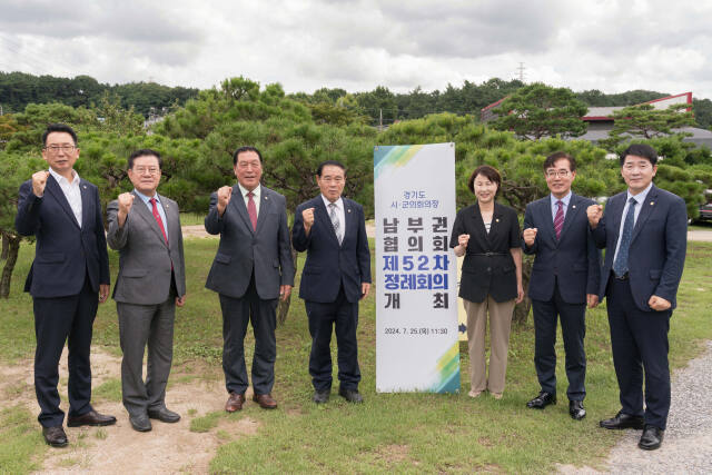 25일 오전 용인의 한 식당에서 열린 경기도시‧군의회의장 남부권협의회 제52차 정례회의에 참석한 의장들이 기념촬영을 하고 있다. (왼쪽부터) 강정구 평택시의회 의장, 이상복 오산시의회 의장, 안정열 안성시의회 의장, 이재식 수원특례시의회 의장, 유진선 용인특례시의회 의장, 김학기 의왕시의회 의장, 배정수 화성시의회 의장. 용인특례시의회 제공