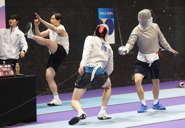 2024 파리올림픽 개막을 이틀 앞둔 24일 오후(현지시간) 펜싱 남자 사브르에 출전하는 구본길(오른쪽) 등 선수들이 훈련을 하고 있다.연합뉴스